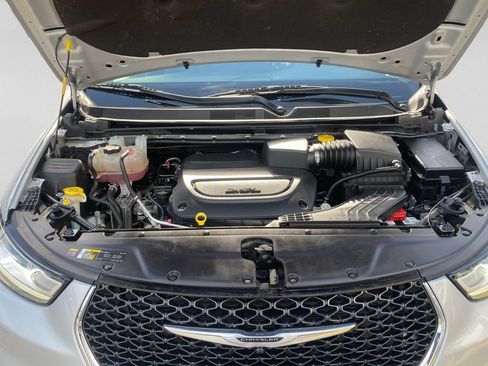 Used 2024 Chrysler Pacifica Touring-L FWD image 30