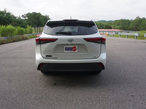 Used 2022 Toyota Highlander XLE FWD image 24