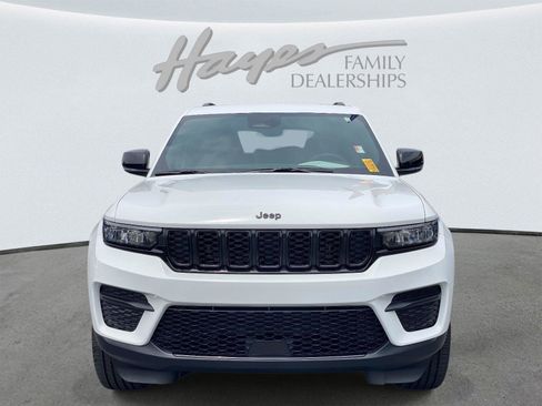 Used 2025 Jeep Grand Cherokee Altitude RWD image 8