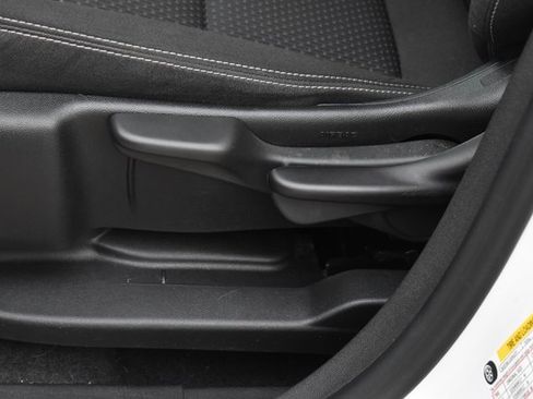 Used 2024 GMC Terrain SLE image 18