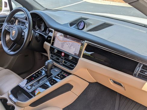 Certified 2024 Porsche Macan AWD/4WD image 21