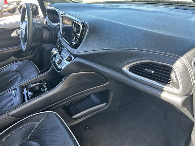 Used 2025 Chrysler Pacifica Limited FWD image 14