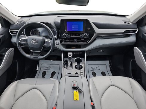Used 2023 Toyota Highlander XLE image 9