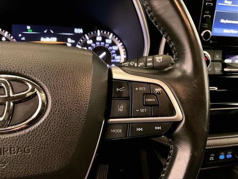 Used 2022 Toyota Highlander XLE AWD/4WD image 18