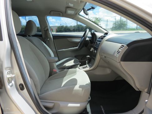 Used 2013 Toyota Corolla LE FWD image 25