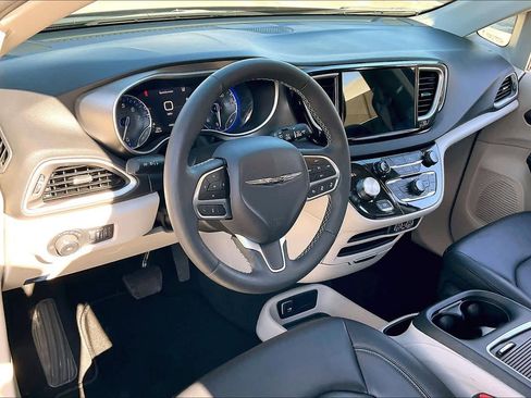 Used 2024 Chrysler Pacifica Touring-L image 16
