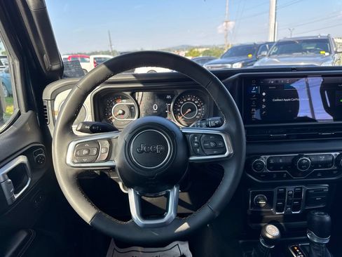 Used 2025 Jeep Wrangler Unlimited Sahara AWD/4WD image 18