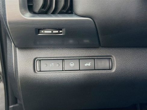 Used 2025 Nissan Pathfinder SL AWD/4WD image 10