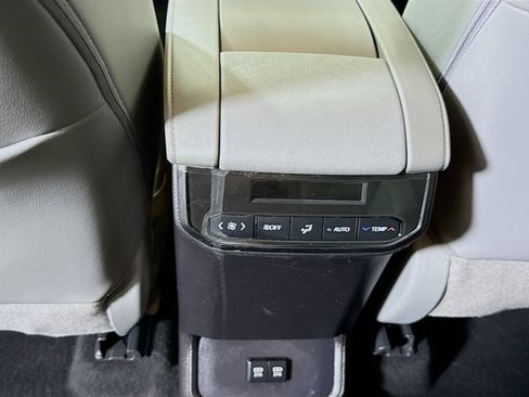 Used 2021 Toyota Highlander XLE AWD/4WD image 29