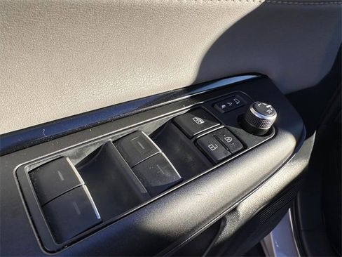 Certified 2022 Toyota Venza LE image 13