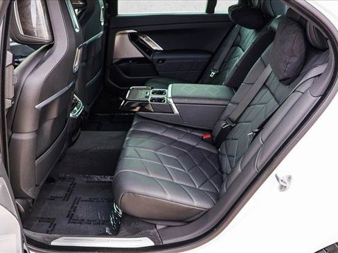 Certified 2024 BMW i7 xDrive60 RWD image 22