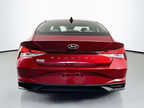 Used 2023 Hyundai Elantra SEL w/ Preferred Accessory Package FWD image 5