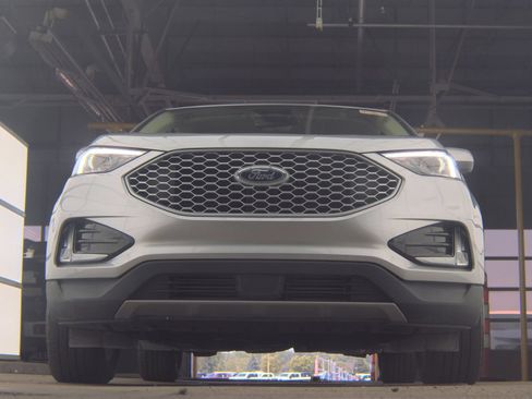 Used 2024 Ford Edge SEL w/ Convenience Package AWD/4WD image 3