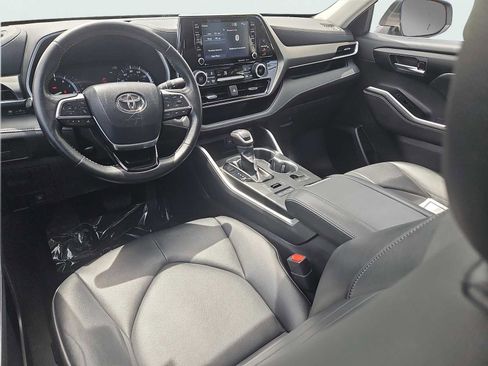 Used 2020 Toyota Highlander XLE AWD/4WD image 11