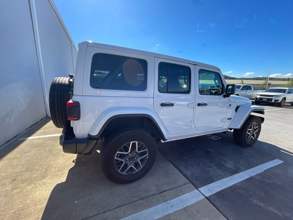 Used 2025 Jeep Wrangler Unlimited Sahara AWD/4WD image 10