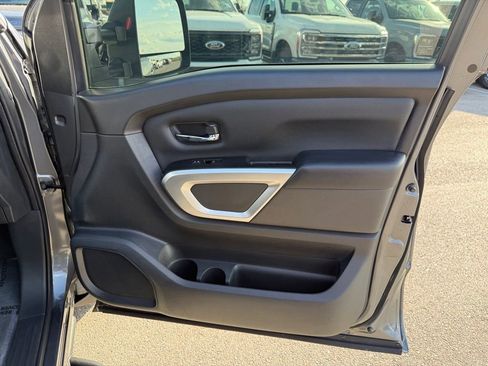 Used 2021 Nissan Titan SV w/ SV Convenience Package image 18