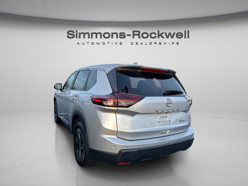 Used 2024 Nissan Rogue SV AWD/4WD image 2