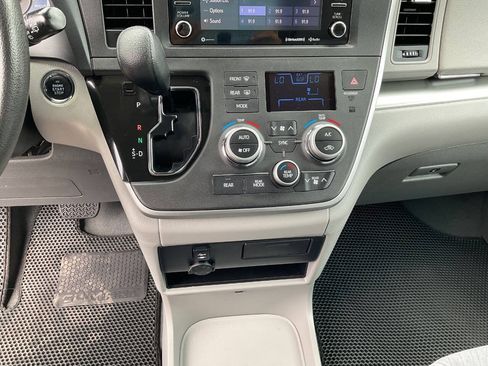 Used 2020 Toyota Sienna LE w/ LE Preferred Package FWD image 28