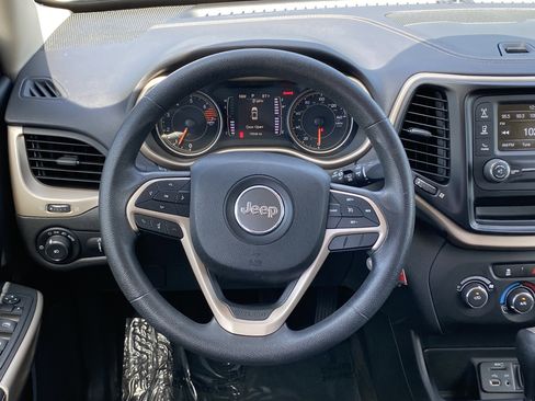 Used 2018 Jeep Cherokee Latitude FWD image 6