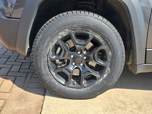 Used 2022 Jeep Cherokee Trailhawk w/ Comfort/Convenience Group image 26