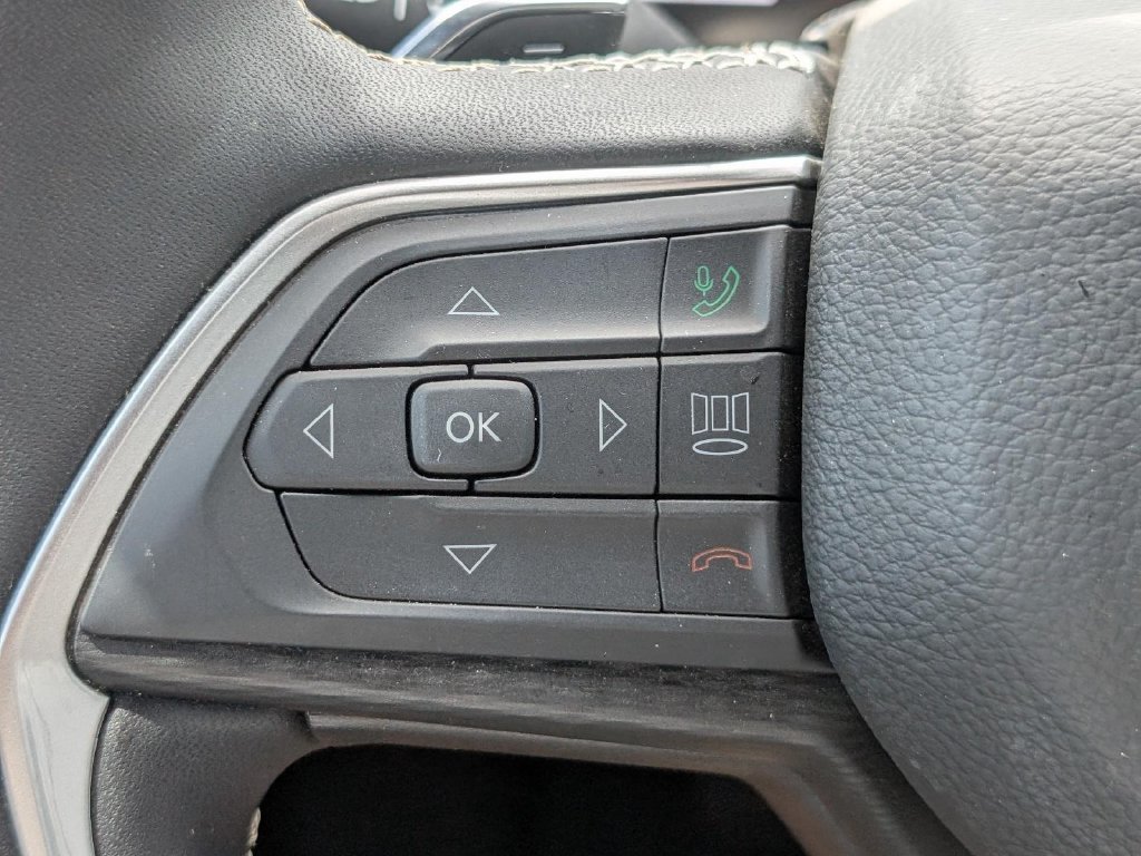 Used 2025 Jeep Grand Cherokee Altitude RWD image 23