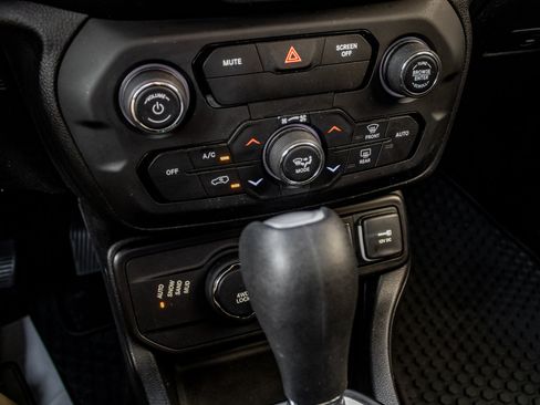Used 2020 Jeep Renegade Latitude w/ Cold Weather Group AWD/4WD image 33