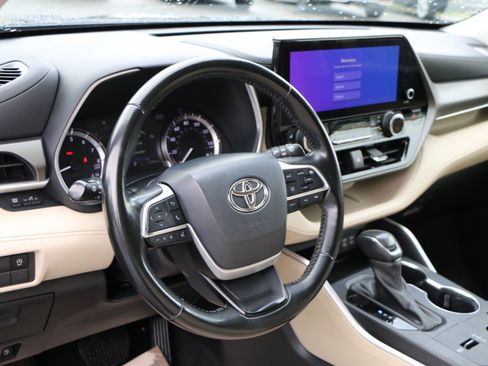 Used 2023 Toyota Highlander XLE FWD image 17
