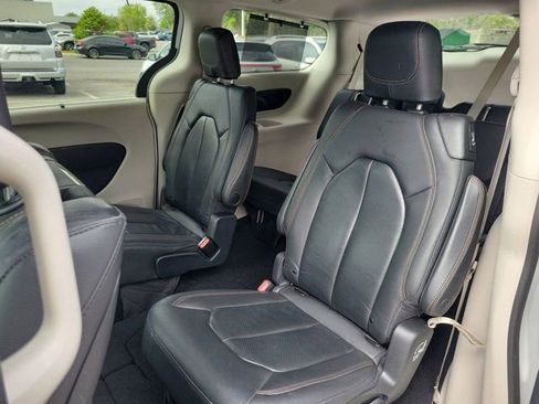 Used 2020 Chrysler Pacifica Touring-L Plus w/ Advanced Safetytec Group FWD image 20