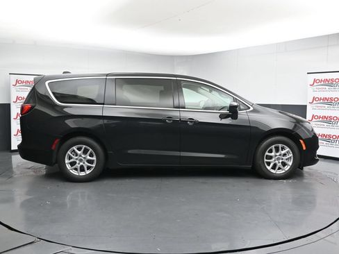 Used 2023 Chrysler Voyager LX FWD image 9