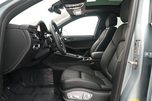 Certified 2026 Porsche Macan AWD/4WD image 12