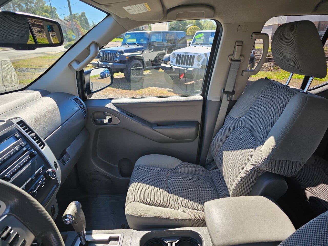 Used 2012 Nissan Frontier SV w/ SV Premium Utility Pkg AWD/4WD image 9