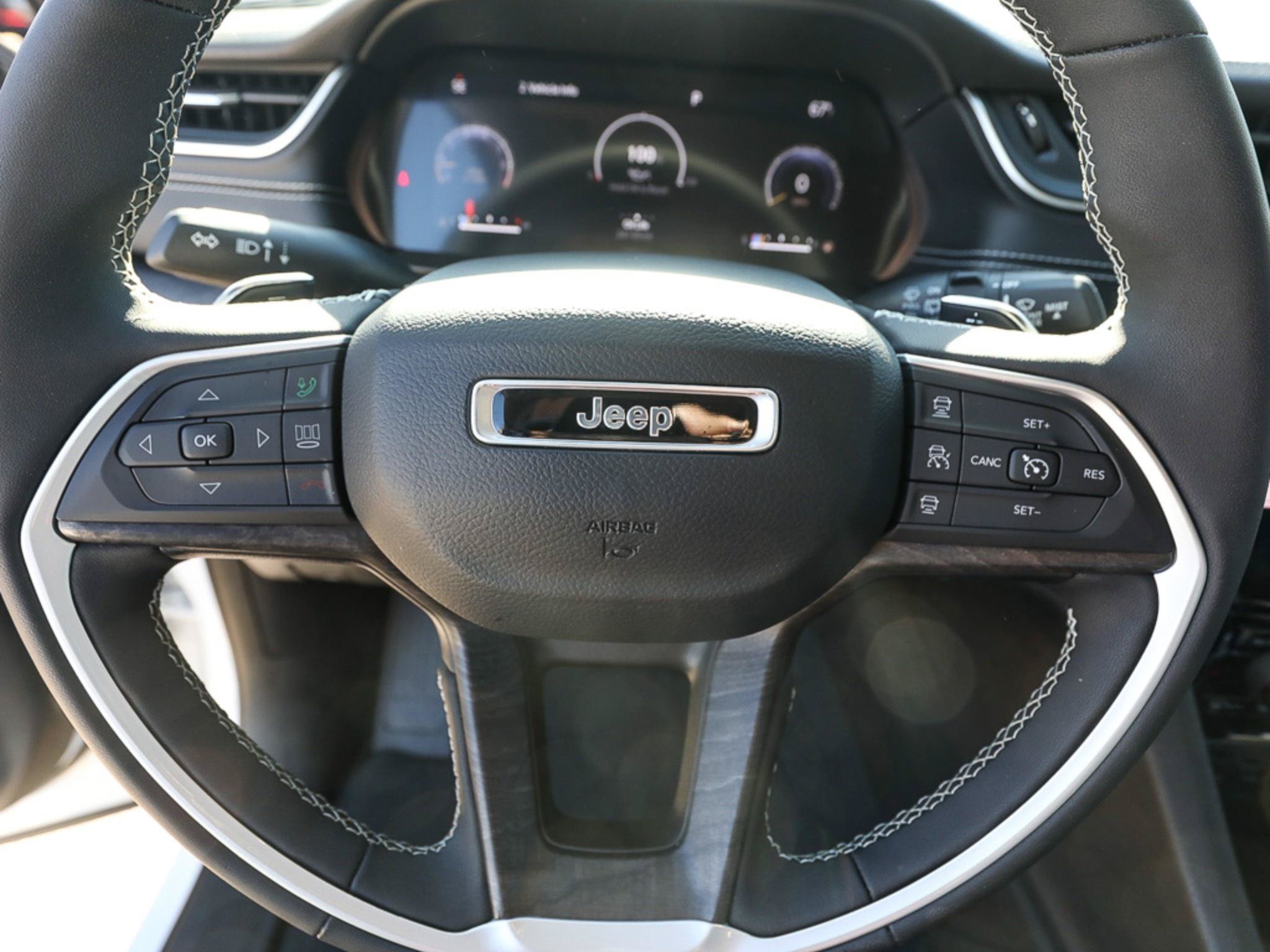Used 2023 Jeep Grand Cherokee Limited w/ Black Appearance Package AWD/4WD image 15