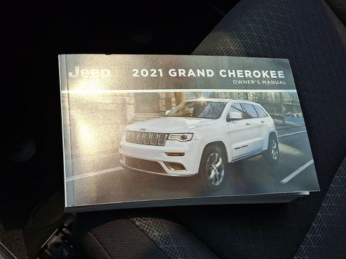 Used 2021 Jeep Grand Cherokee Laredo AWD/4WD image 24