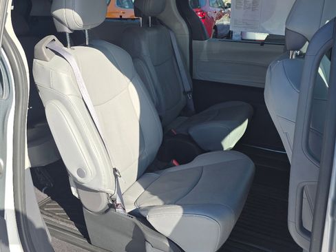 Used 2024 Toyota Sienna Limited image 22