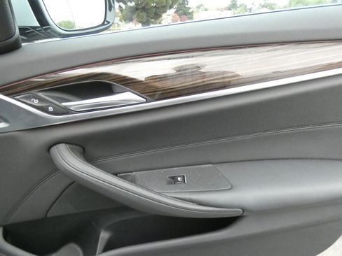 Used 2019 BMW 530i w/ Convenience Package image 31