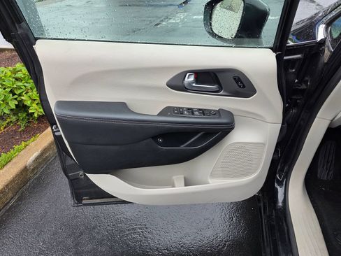 Used 2023 Chrysler Pacifica Touring-L FWD image 10