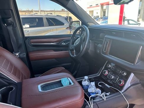 Used 2023 GMC Yukon Denali Ultimate w/ LPO, Floor Liner Package AWD/4WD image 5