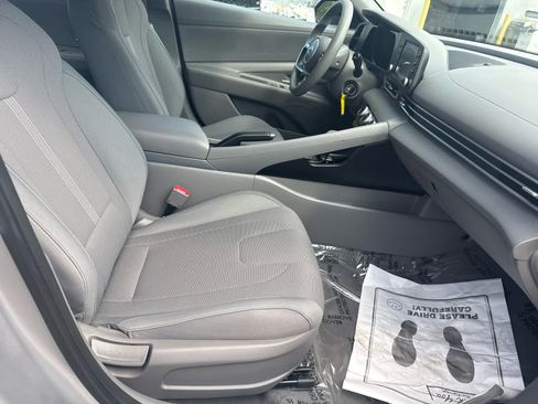Used 2021 Hyundai Elantra SE FWD image 12