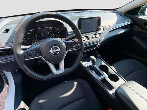 Used 2025 Nissan Altima 2.5 SV FWD image 36