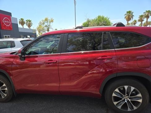 Used 2024 Toyota Highlander XLE FWD image 9