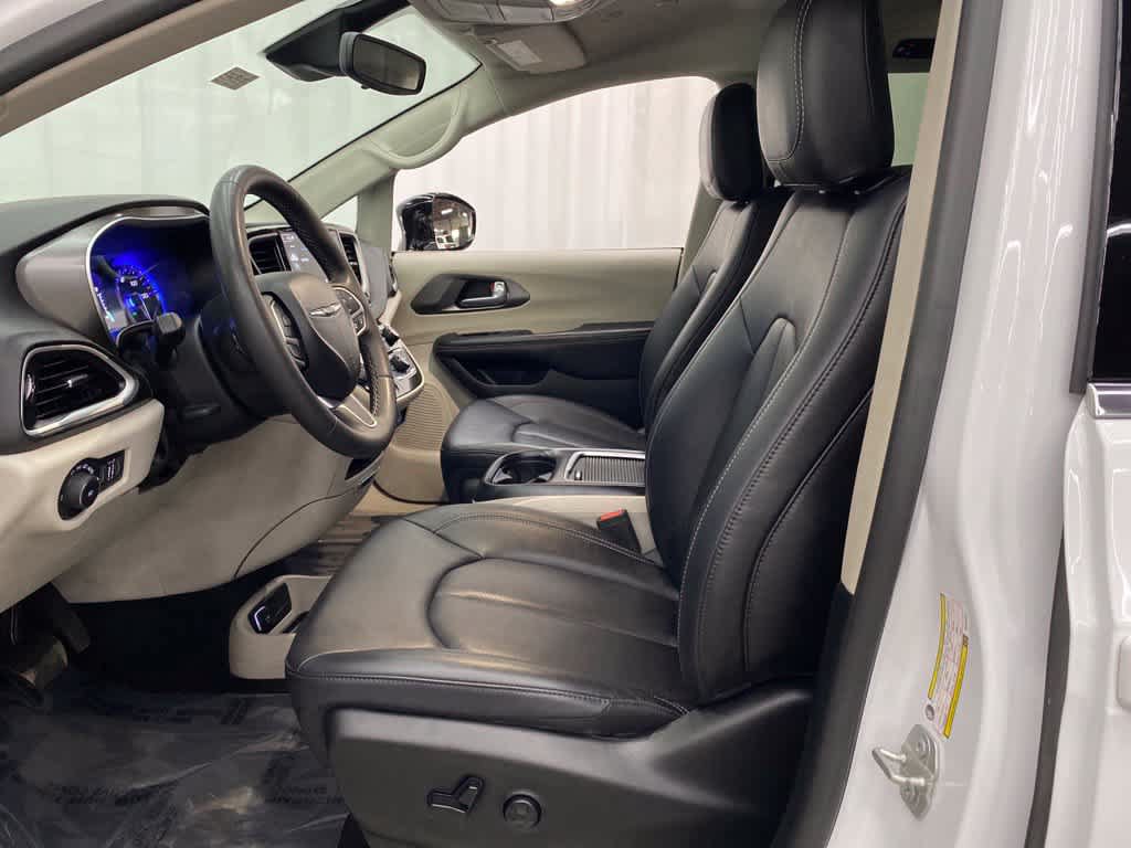 Used 2024 Chrysler Pacifica Touring-L FWD image 14