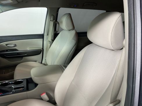 Used 2019 Kia Sedona LX image 9