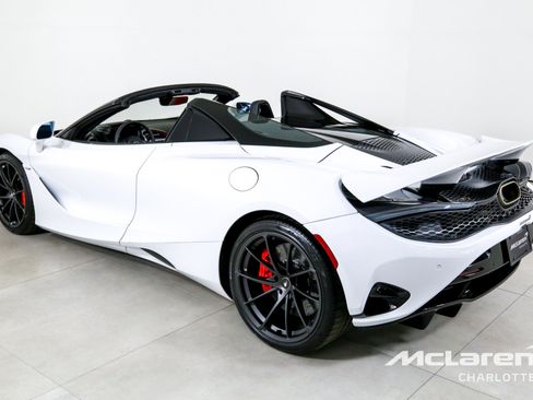 Used 2026 McLaren 750S Spider RWD image 8