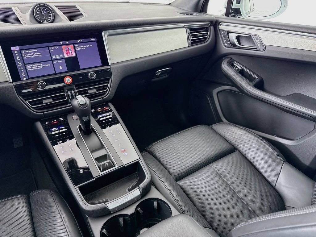 Certified 2025 Porsche Macan AWD/4WD image 26