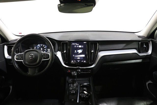 Used 2018 Volvo XC60 T5 Momentum w/ Vision Package AWD/4WD image 12