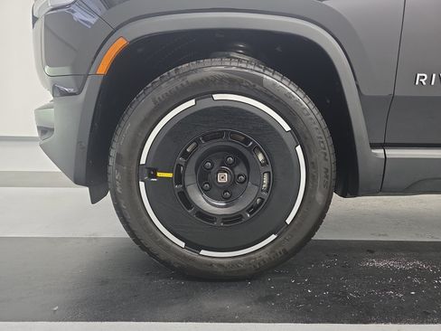 Used 2025 Rivian R1S Adventure Dual AWD/4WD image 9