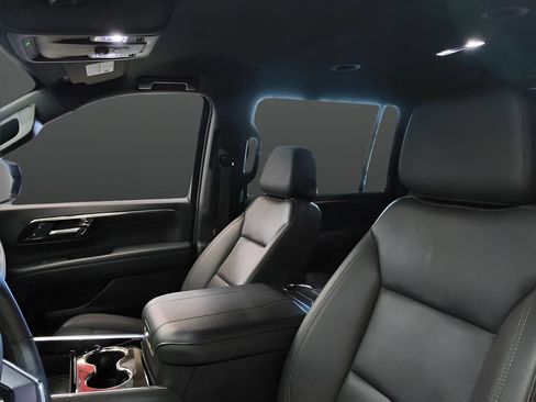 Used 2025 Chevrolet Suburban Z71 AWD/4WD image 14