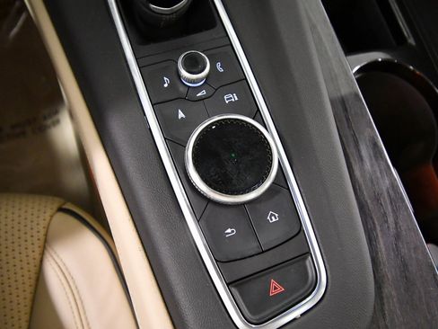 Used 2022 Cadillac Escalade Premium Luxury image 30