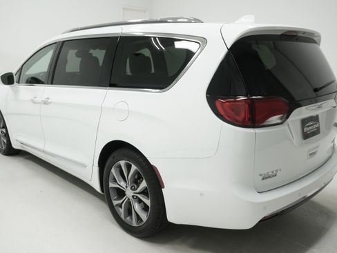 Used 2018 Chrysler Pacifica Limited w/ Tire & Wheel Group image 6