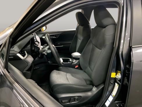 Used 2021 Toyota RAV4 XLE AWD/4WD image 8